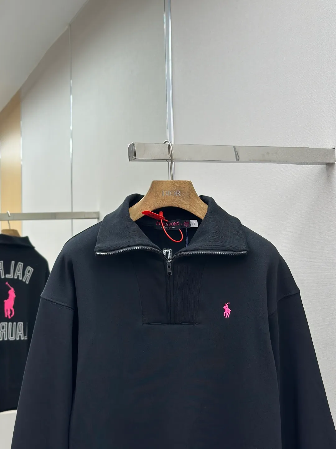 P440 Ralph Lauren pink label pony embroidered half turtleneck sweatshirt. Original purchase and development for 2,190. The fabric is made of custom-made luxury cotton fleece composite. It is soft, silky and comfortable against the skin. It is based on pure black tones. A touch of pink pony label embroidery is embellished on the chest. It is low-key and powerful. The back panel is embellished with the brand letters outlined in ivory white satin intarsia. The pink pony embroidery leaping in the center is the only colorful footnote in this black and white silent film. It coincides with the elegant and uninhibited brand philosophy. Its unique ribbed half-high collar design is sublimated, giving more flexibility and fashion sense to wear, showing taste in silent places. It shows elegance and style, using imported machine embroidery technology. It uses advanced computer control systems and precision mechanical parts to realize pony logo embroidery operations with high precision, smooth and delicate lines, and uses imported machine appliqué embroidery technology. Using advanced computer control systems and precision mechanical components, we can realize Ralph Lauren appliqué embroidery operations, showing an embroidery effect with both clarity and three-dimensionality. The fabrics have been carefully washed, have a better hand feel, are not easy to deform, are not easy to shrink, are not easy to fade, and maintain long-term beauty. Size:S-M-L-XL
